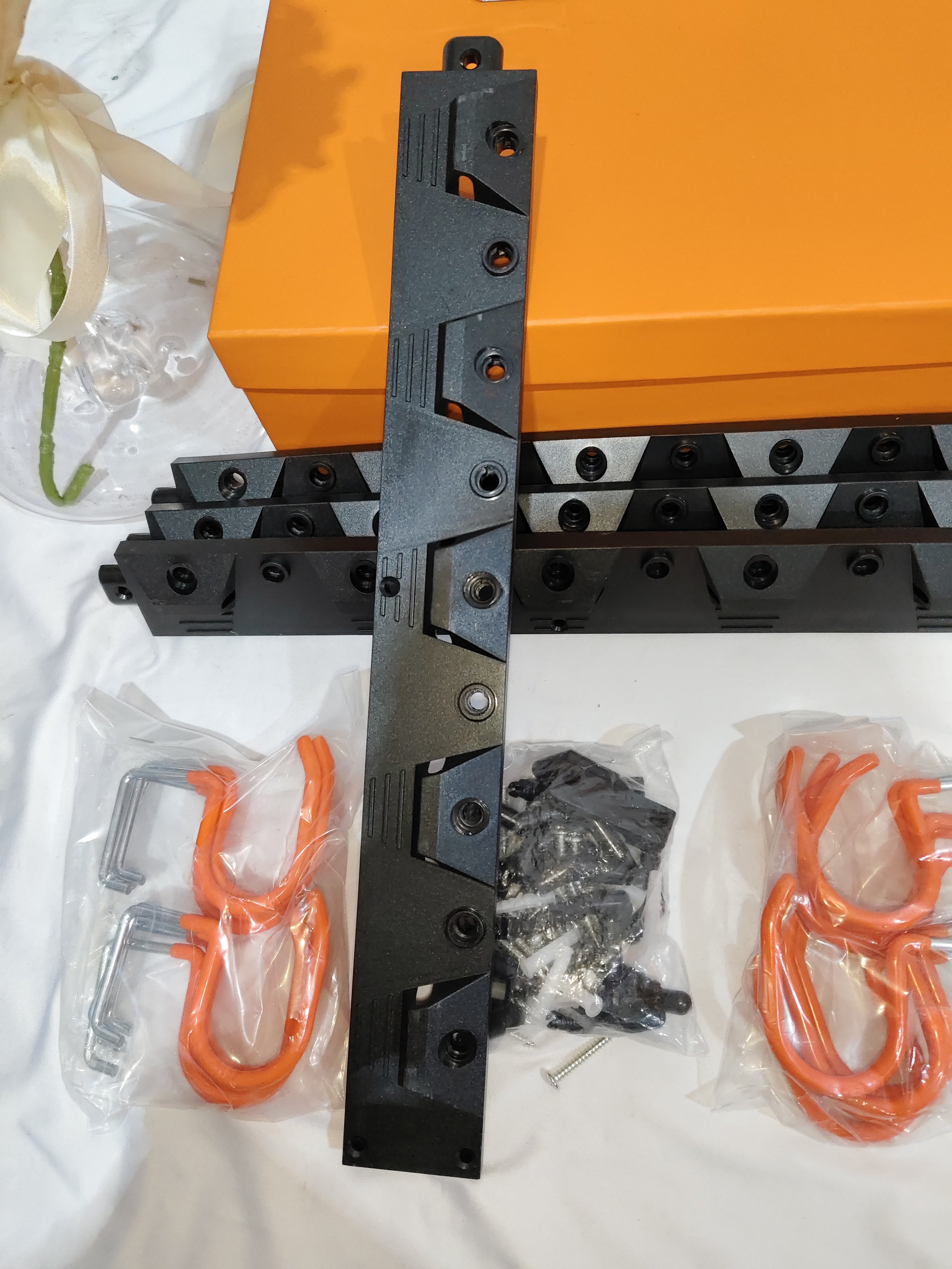 Organisateur d'Outils Mural Robuste en Métal - Support 5 Crochets et Vis Incluses